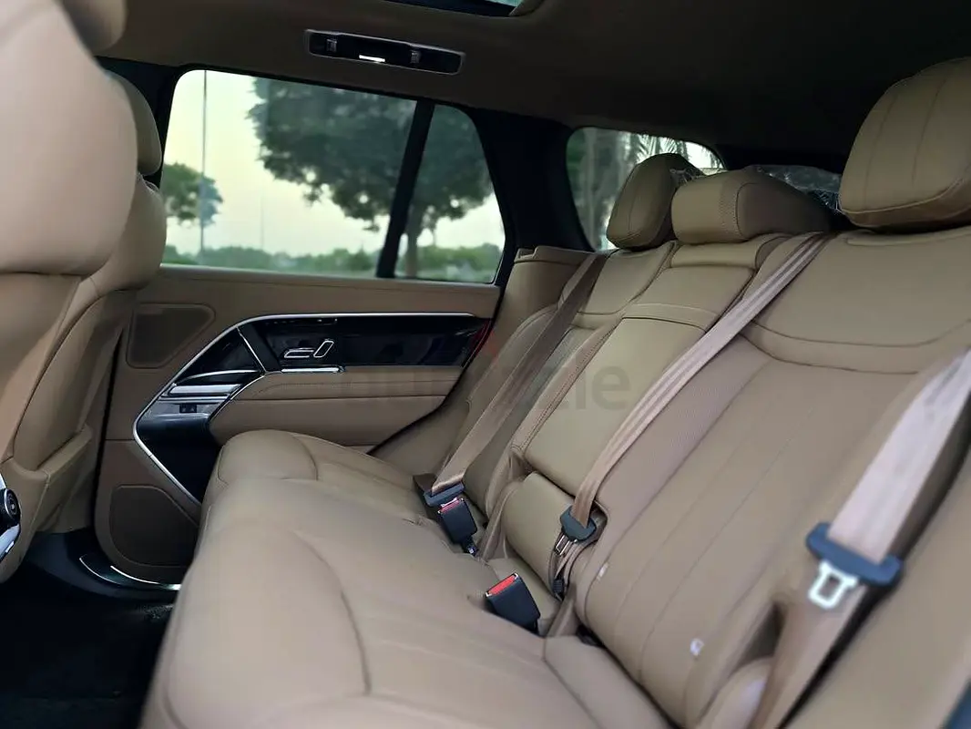 2025 Land Rover Range Rover for Rent in Business Bay (Black) photo 7