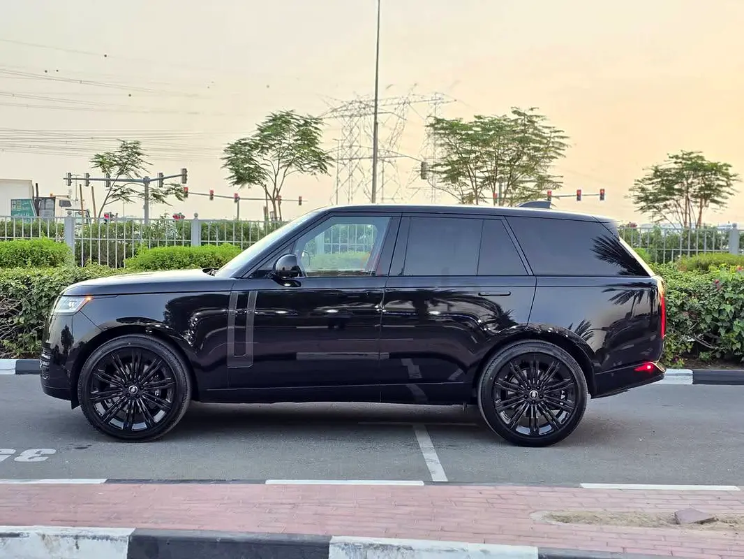 2025 Land Rover Range Rover for Rent in Business Bay (Black) photo 10