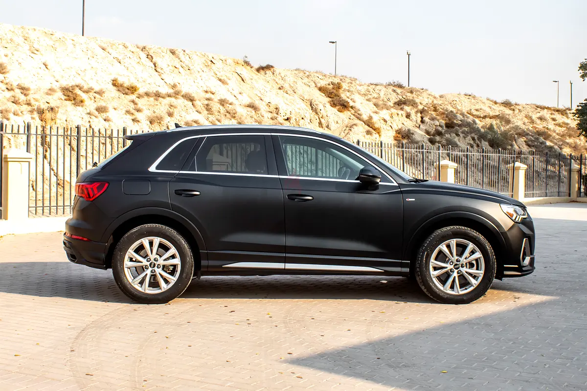 2022 Audi Q3 for Rent in Motor City photo 4