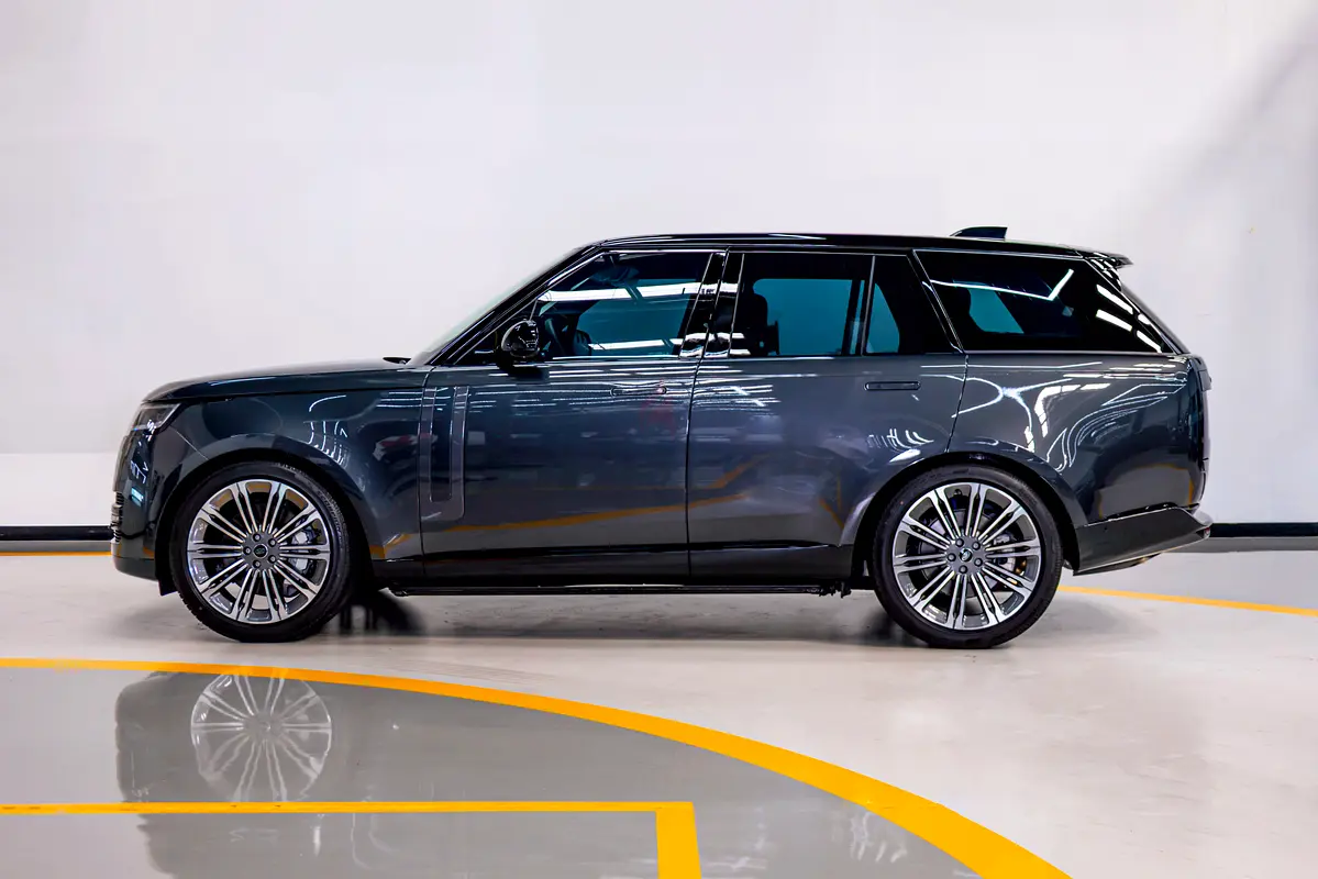 2025 Land Rover Range Rover for Rent in Al Quoz 1 photo 3