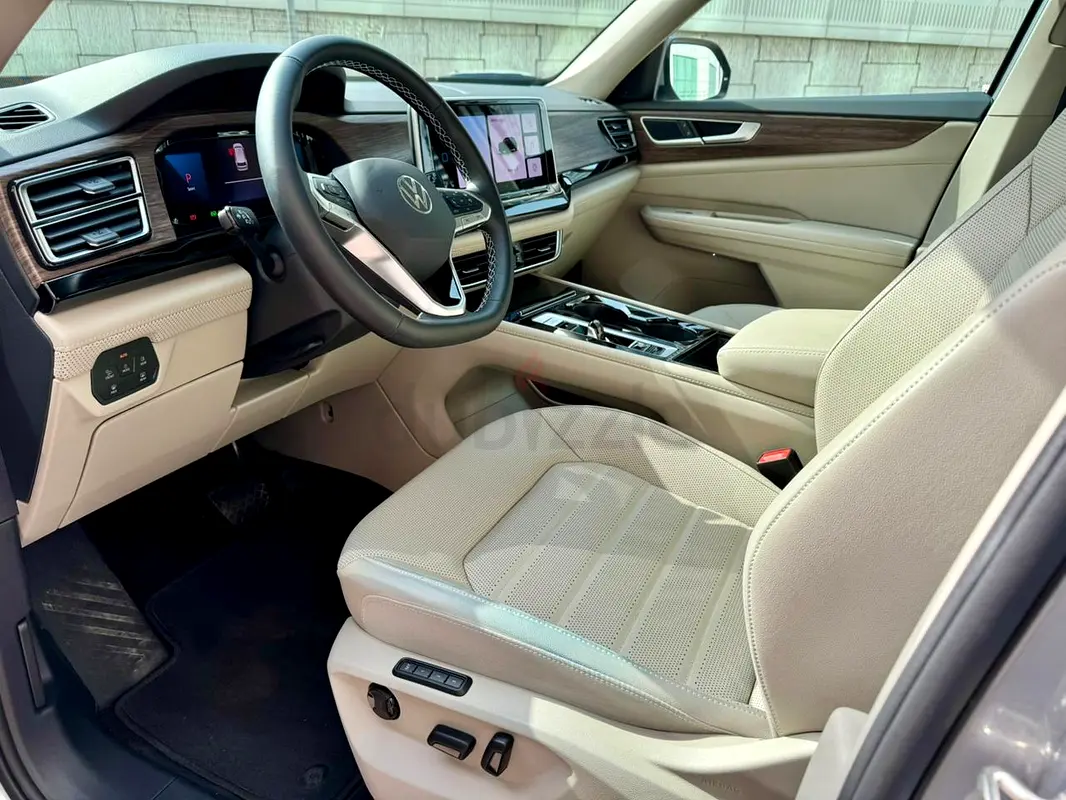 2024 Volkswagen Teramont for Rent in Business Bay photo 4