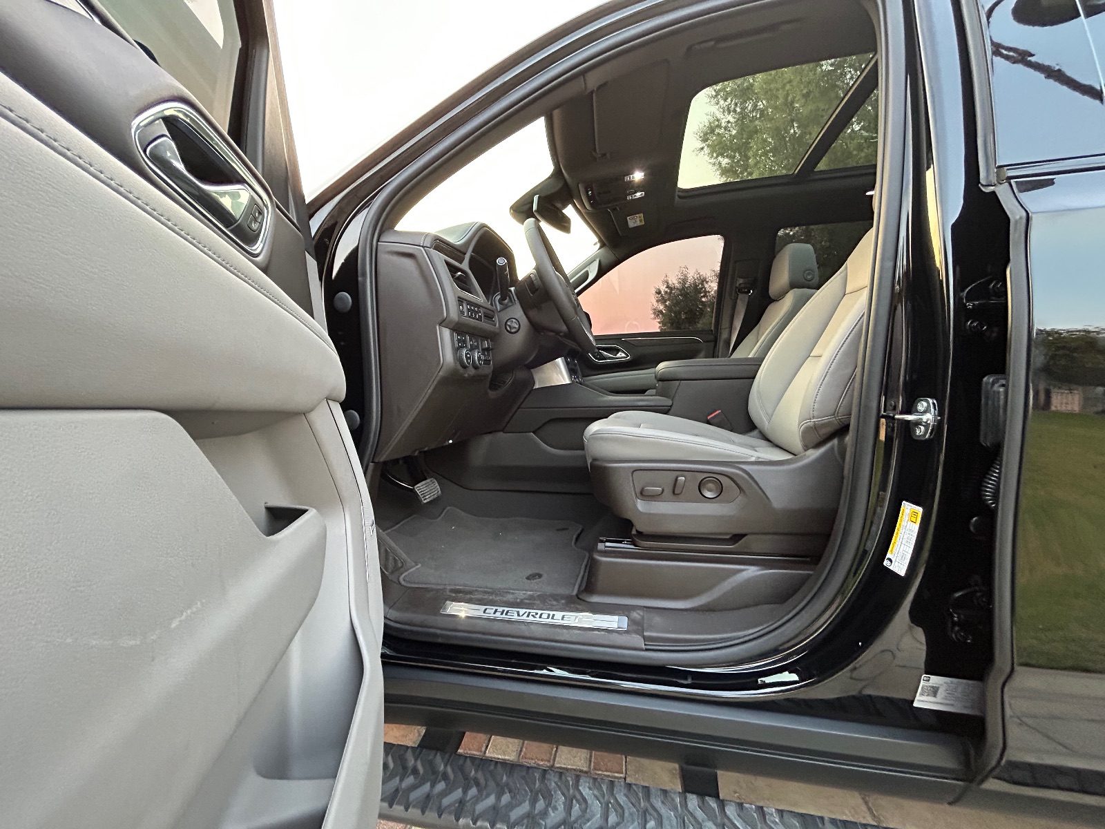 Hire 2023 Chevrolet Tahoe Z71 in Dubai photo 6