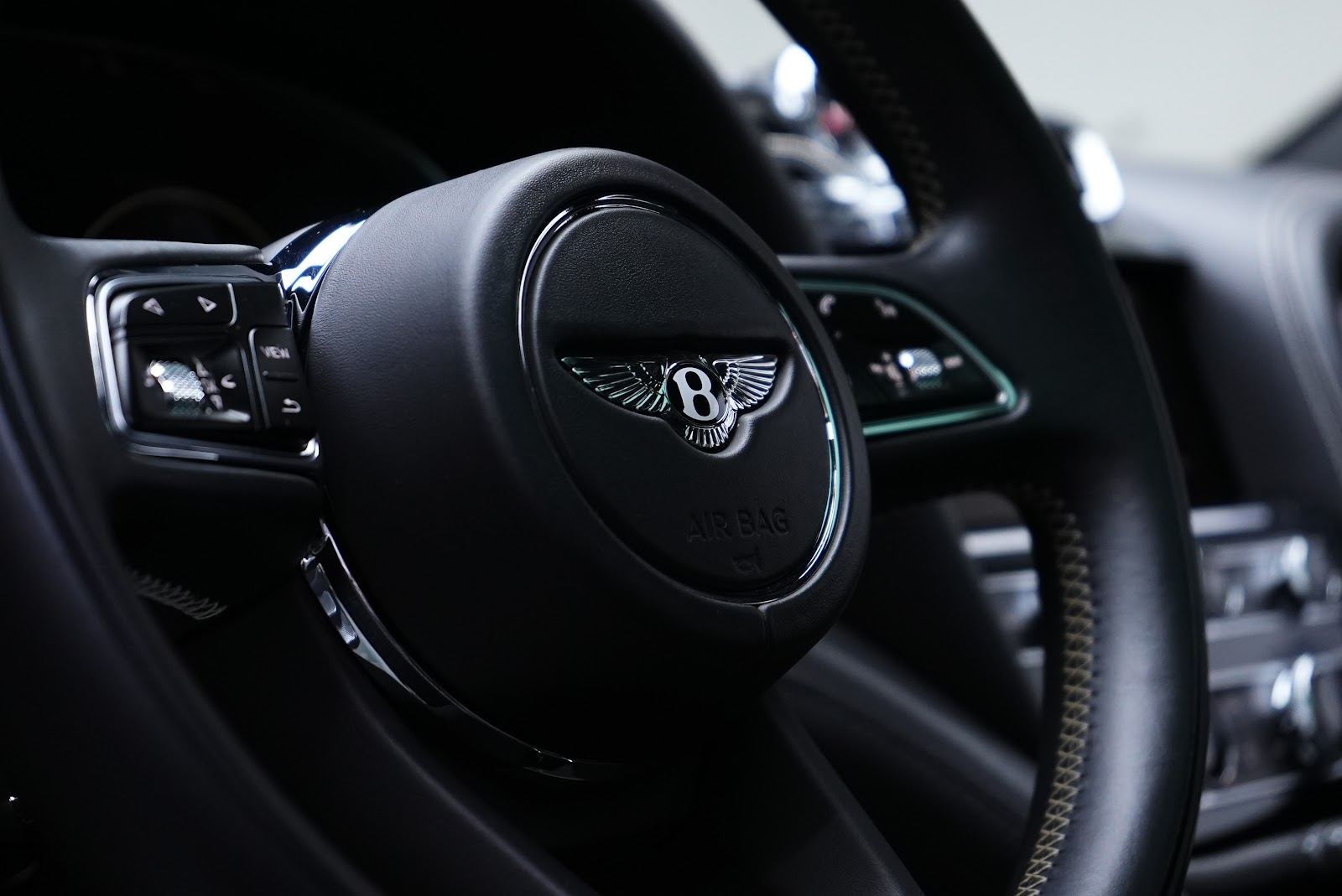 Rent Bentley Bentayga in Dubai (Black) photo 11