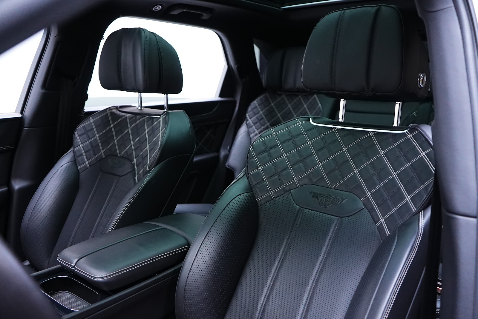 Rent Bentley Bentayga in Dubai (Black) photo 13