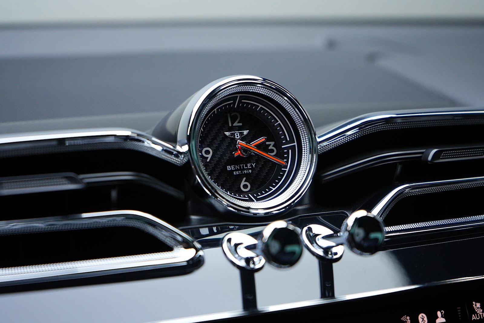Rent Bentley Bentayga in Dubai (Black) photo 16