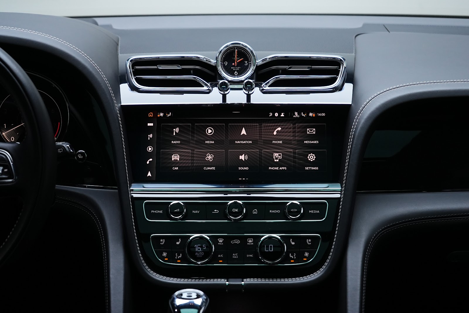 Rent Bentley Bentayga in Dubai (Black) photo 20
