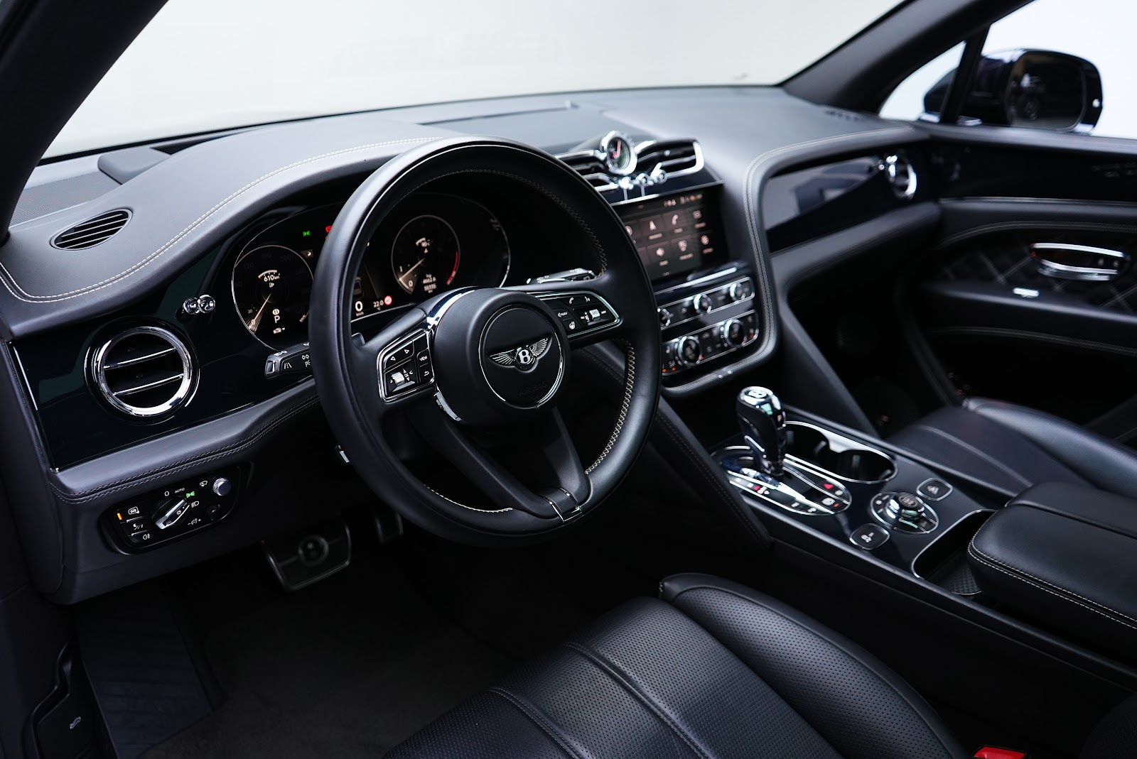 Rent Bentley Bentayga in Dubai (Black) photo 10