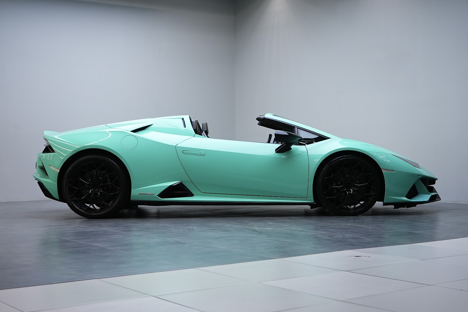 Rent Lamborghini Huracan EVO in Dubai (Tiffani) photo 11