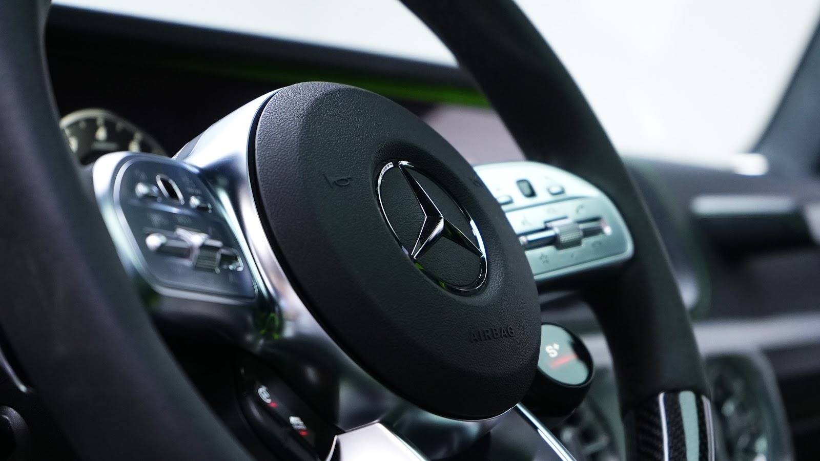 Rent Mercedes-Benz G63 in Dubai (Green) photo 5