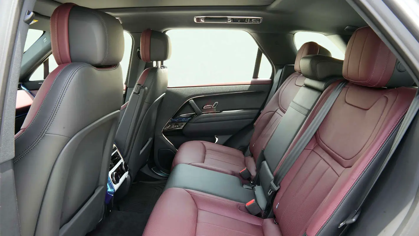 2025 Land Rover Range Rover Sport for Rent in Al Barsha 1 photo 9