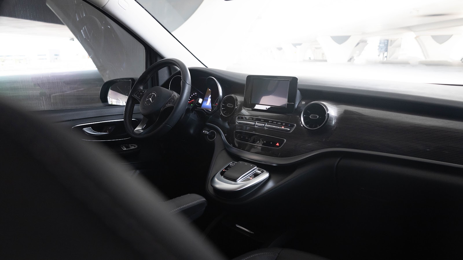 Rent Mercedes-Benz V-Class in Dubai (White) photo 11