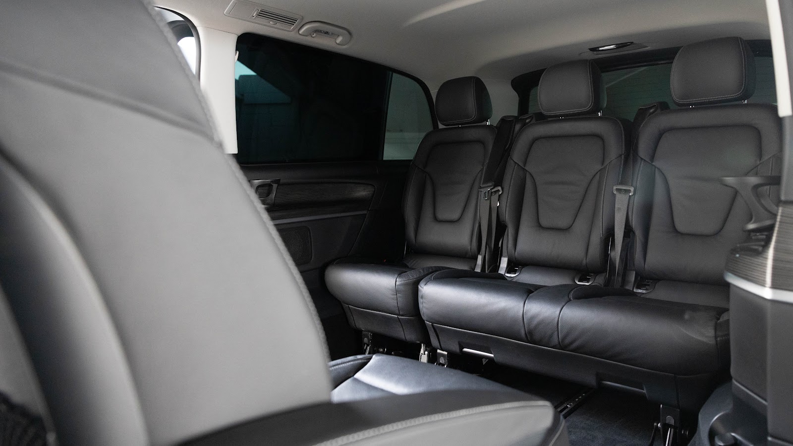 Rent Mercedes-Benz V-Class in Dubai (White) photo 12