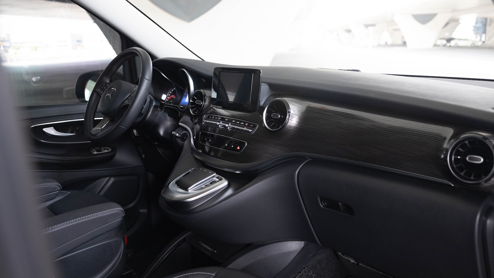 Rent Mercedes-Benz V-Class in Dubai (White) photo 6