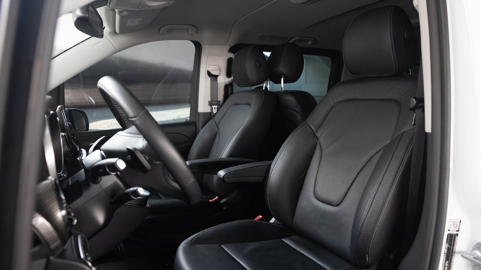 Rent Mercedes-Benz V-Class in Dubai (White) photo 8