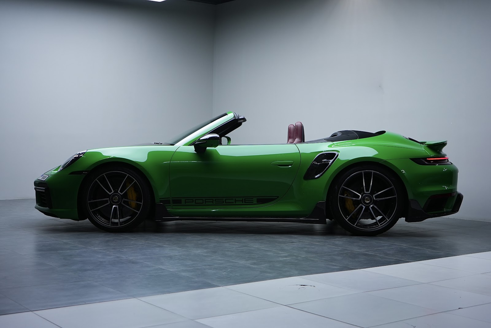 Rent Porsche 911 Turbo S in Dubai photo 15