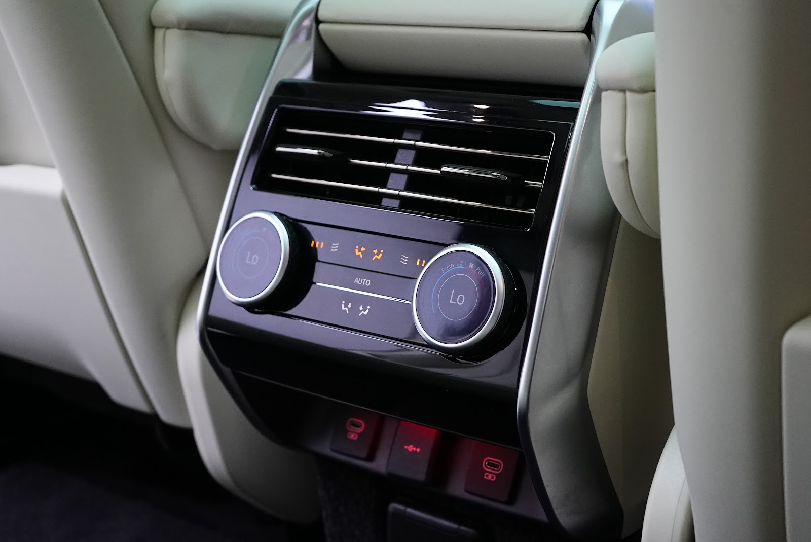 Rent Land Rover Range Rover Vogue Long in Dubai photo 3