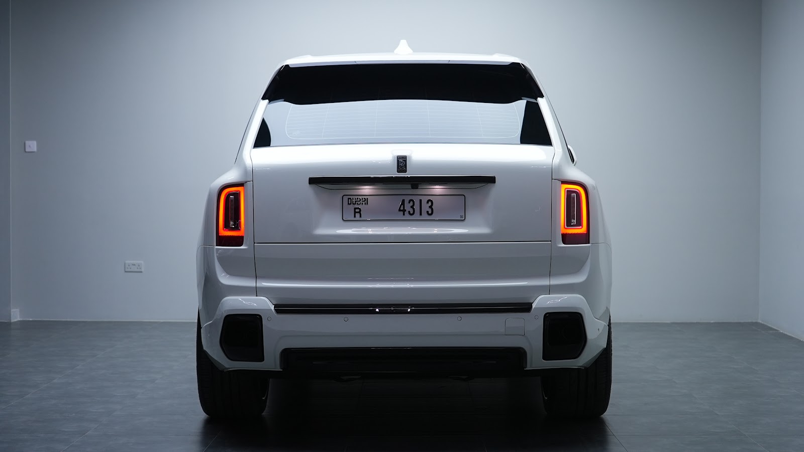Rent 2025 Rolls-Royce Cullinan in Dubai (White) photo 15