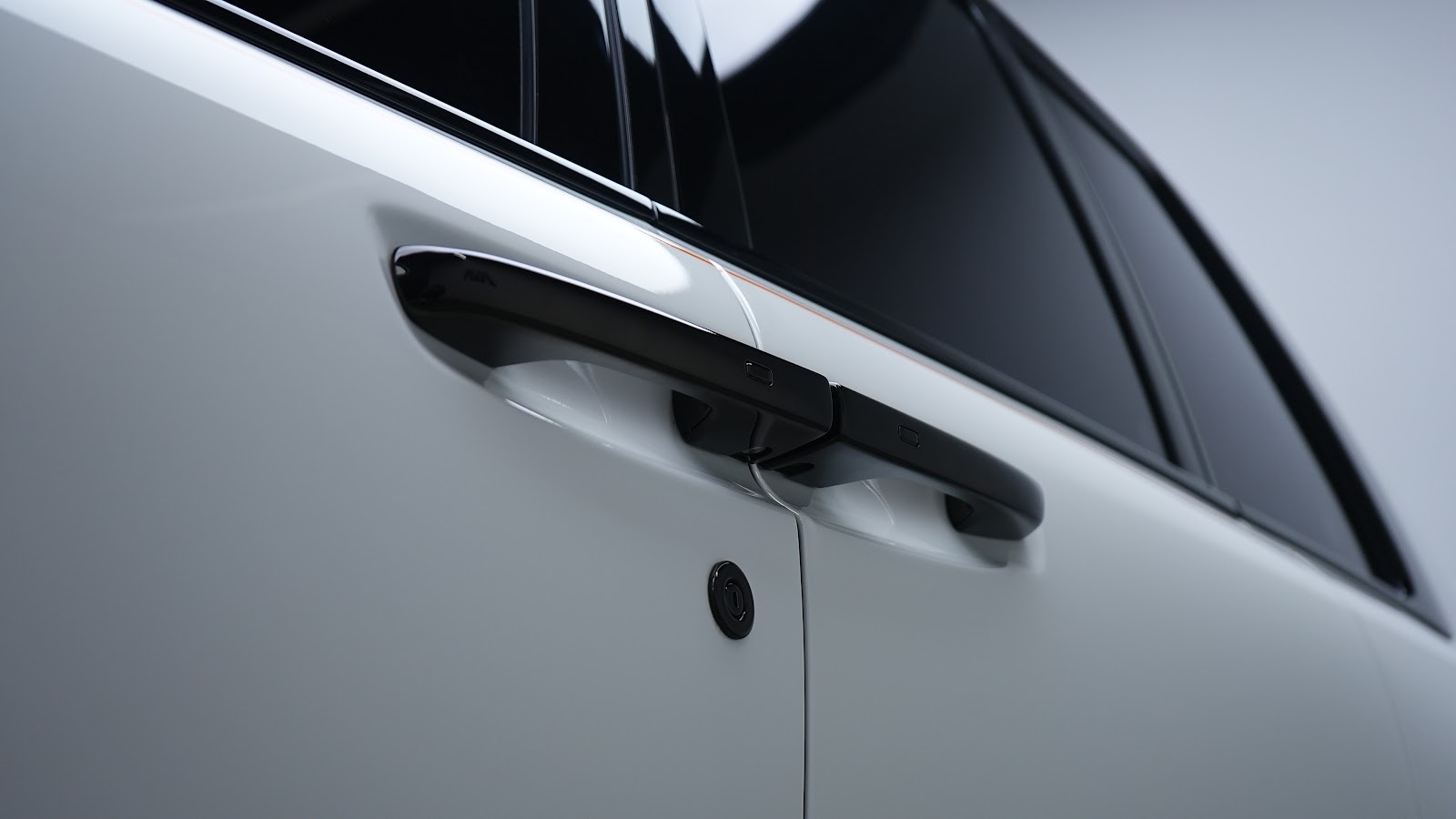 Rent 2025 Rolls-Royce Cullinan in Dubai (White) photo 4