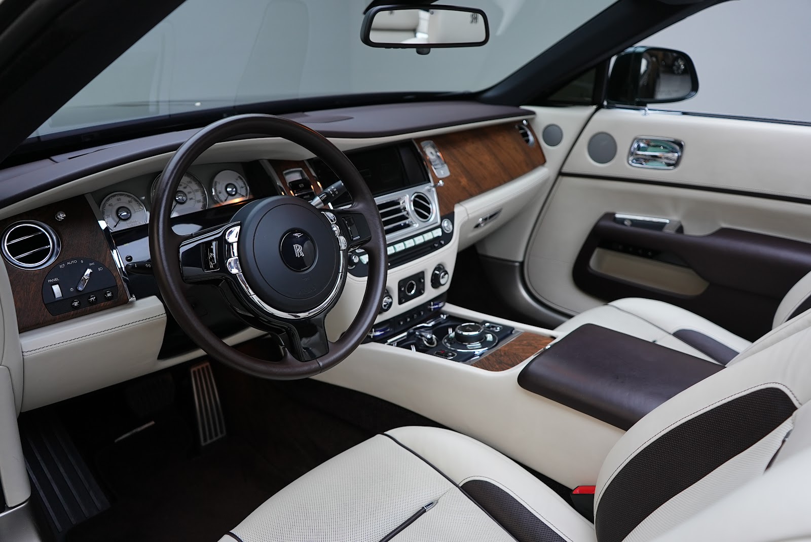 Rent Rolls-Royce Dawn in Dubai photo 3