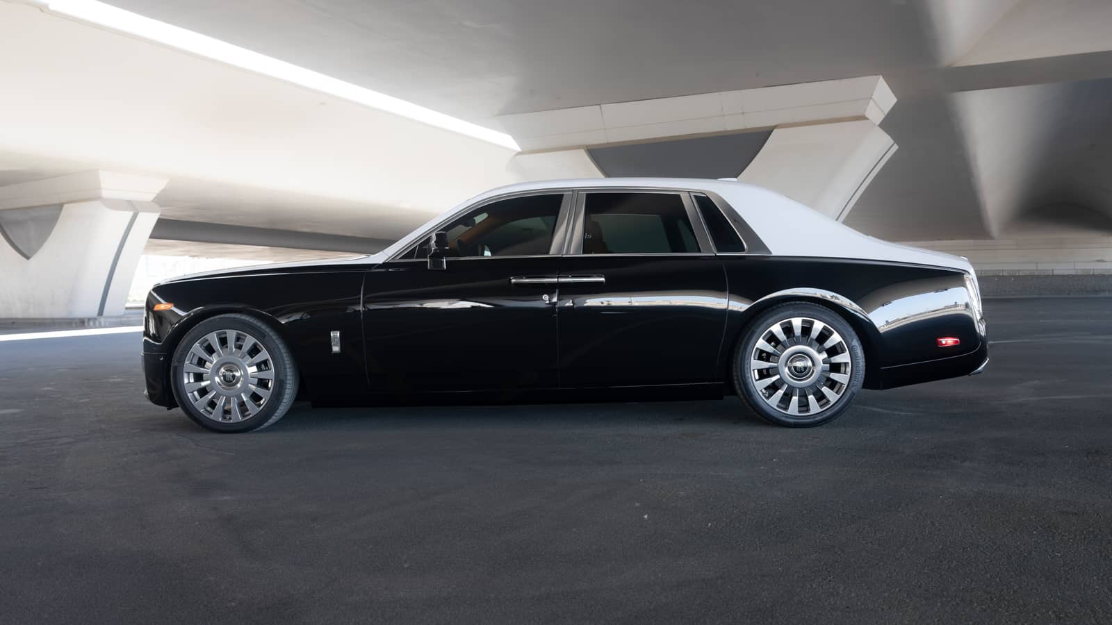 Rent Rolls-Royce Phantom in Dubai photo 4