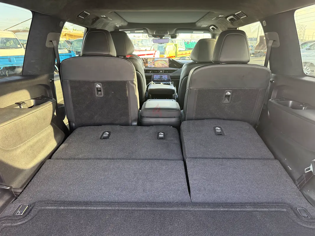 Rent a 2025 Infiniti QX80 in Al Quoz 4 photo 7