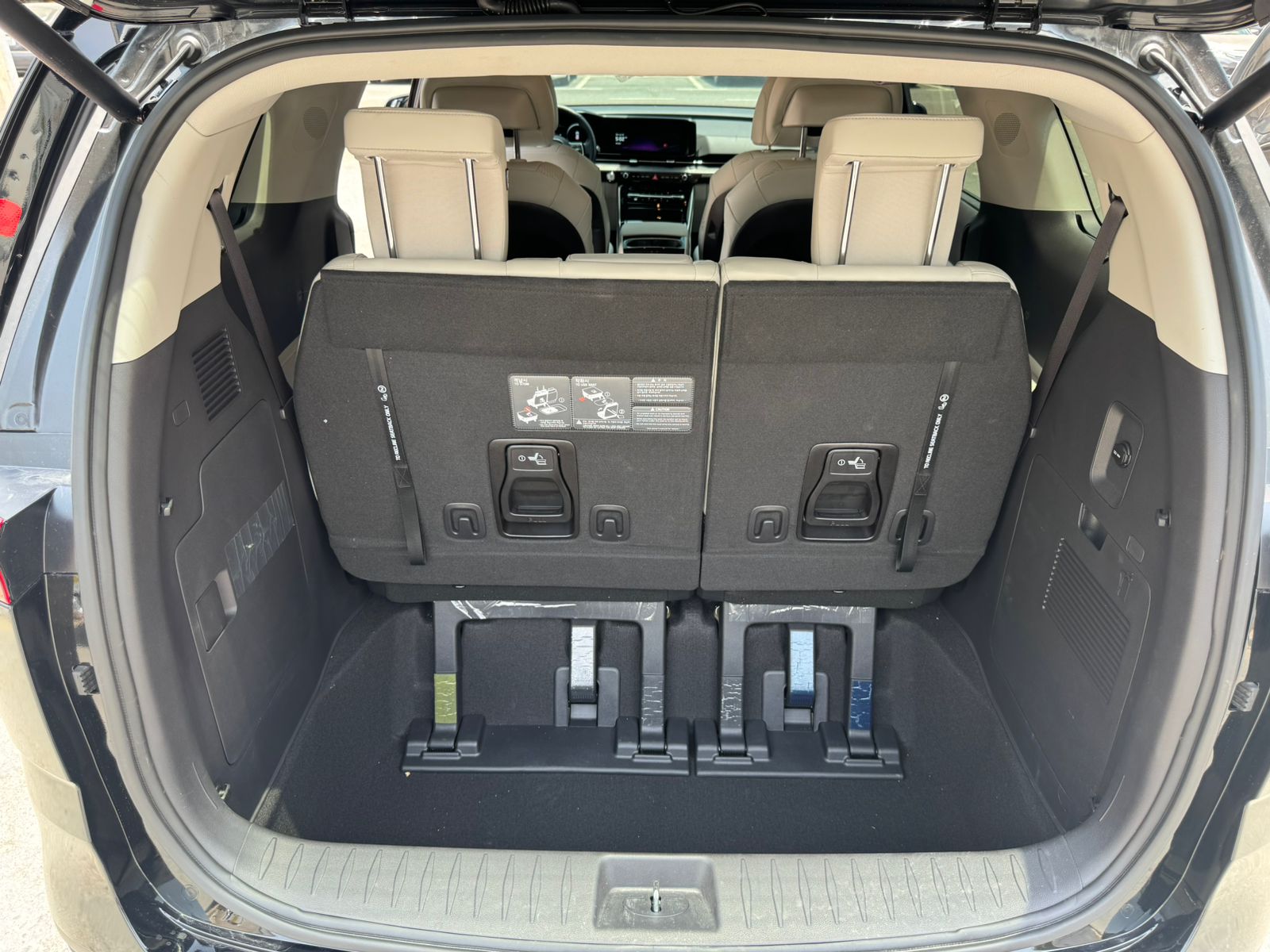 Rent a 2024 Kia Carnival Black in Dubai photo 7