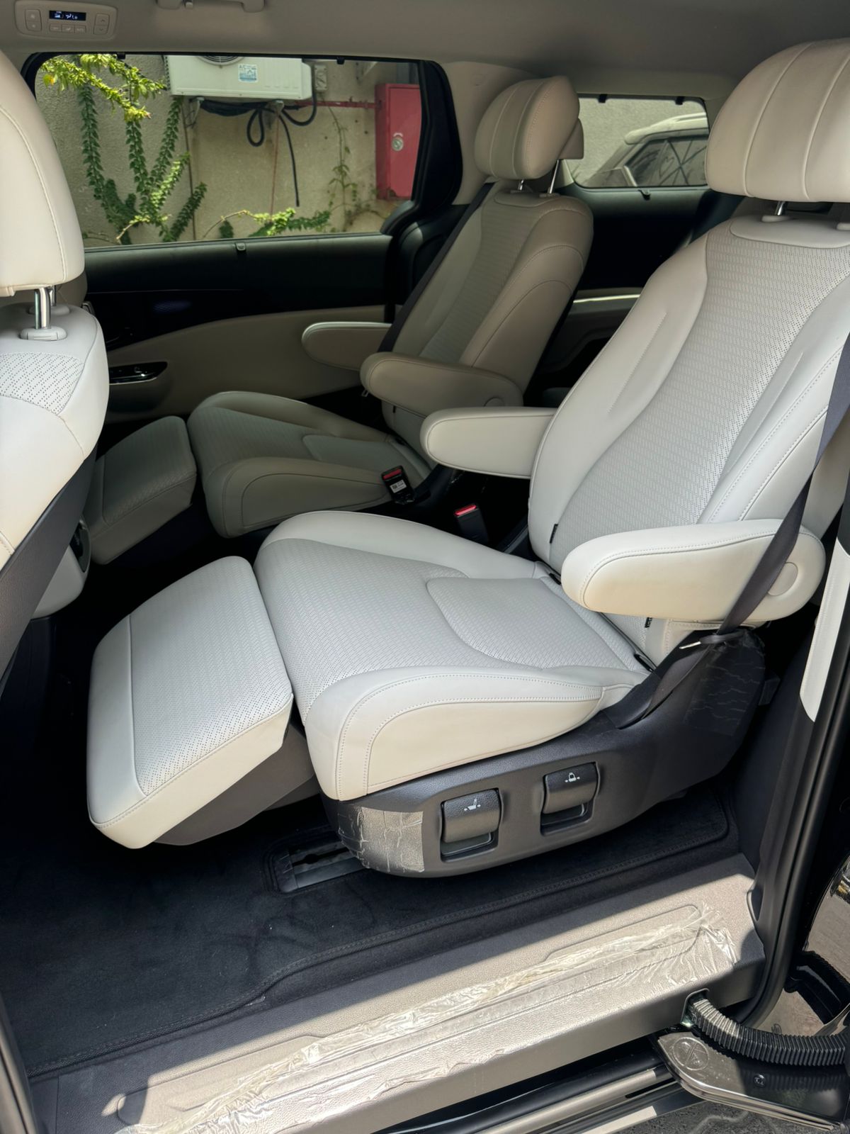 Rent a 2024 Kia Carnival Black in Dubai photo 9