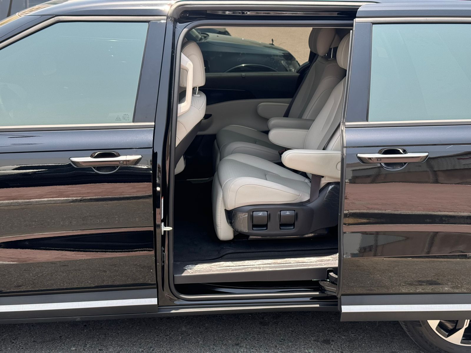 Rent a 2024 Kia Carnival Black in Dubai photo 10