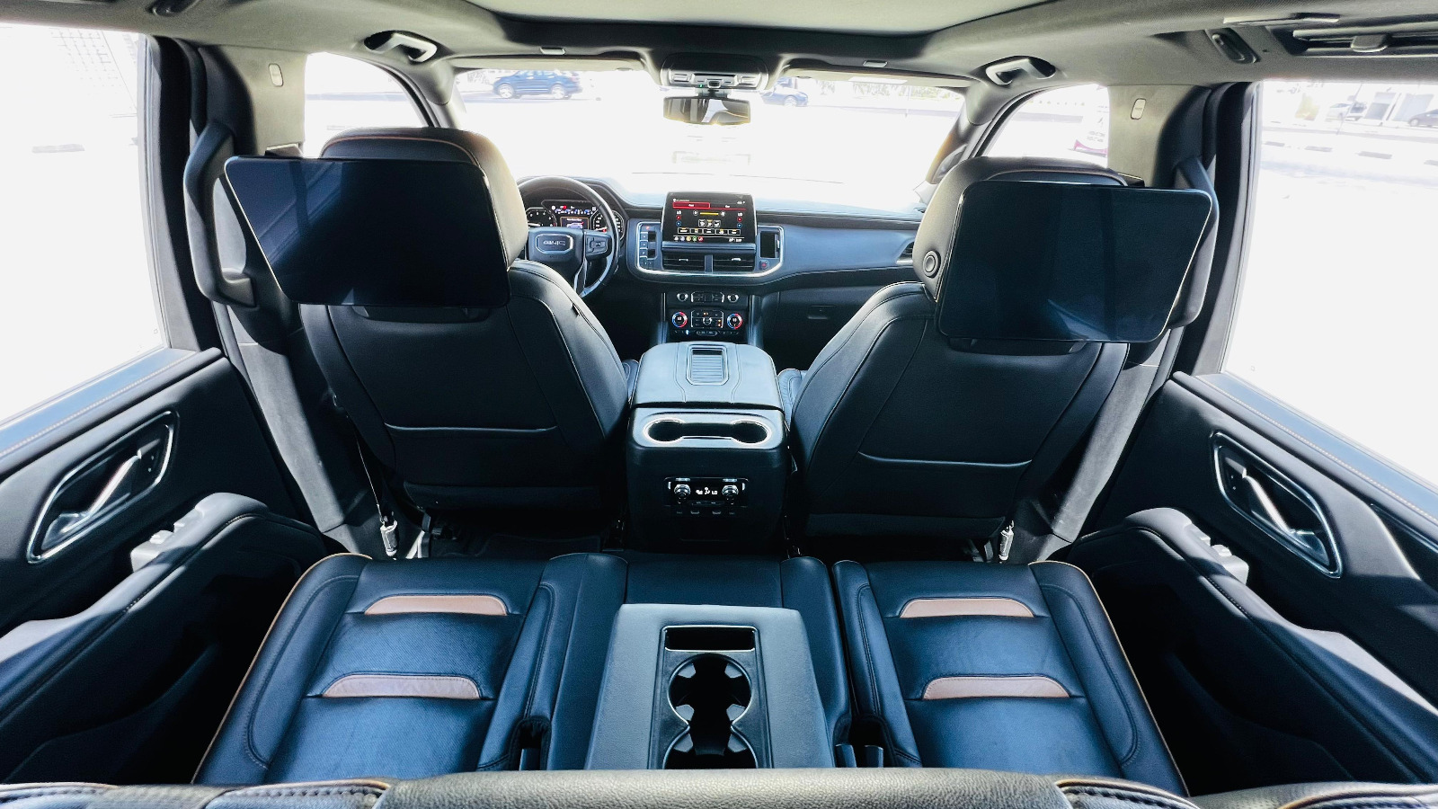 Hire 2022 GMC Yukon White in Dubai photo 4