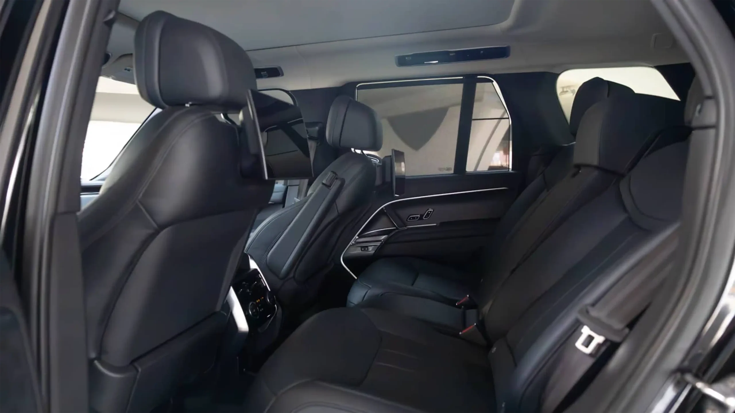 Rent Land Rover Range Rover Vogue Black in Dubai photo 3
