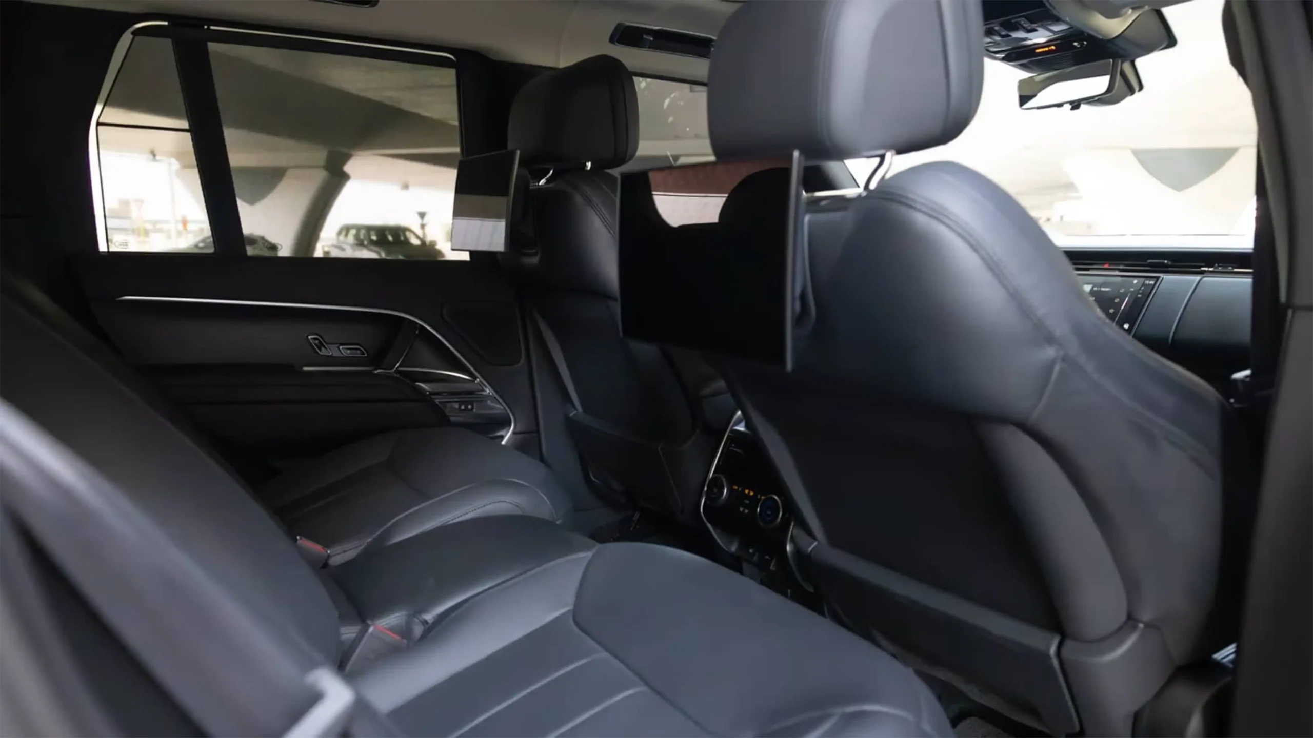 Rent Land Rover Range Rover Vogue Black in Dubai photo 5