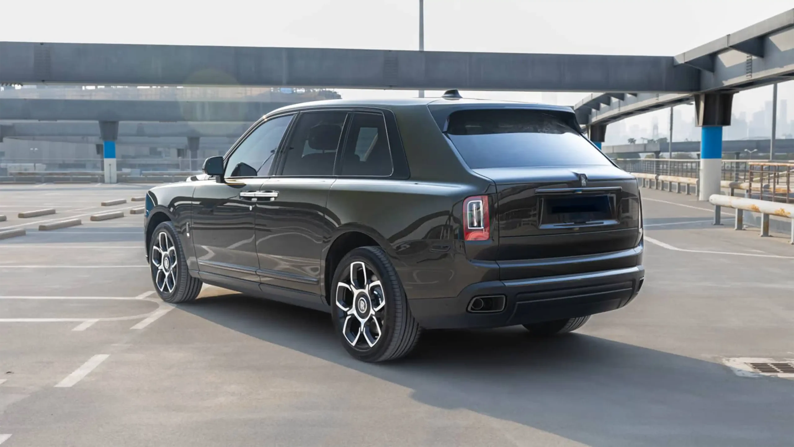 Rolls-Royce Cullinan Green for Rent in Dubai photo 2
