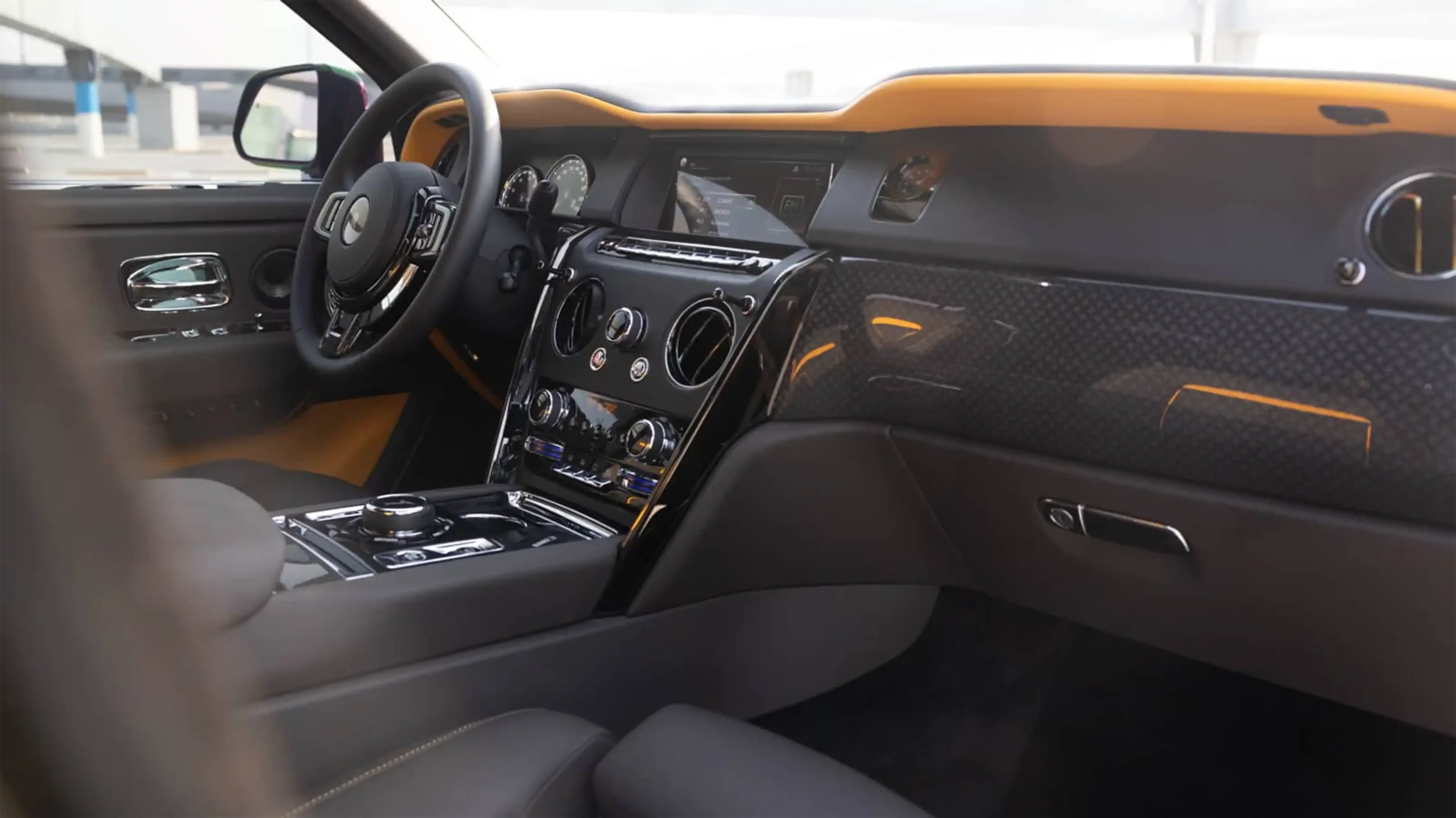Rolls-Royce Cullinan Green for Rent in Dubai photo 6