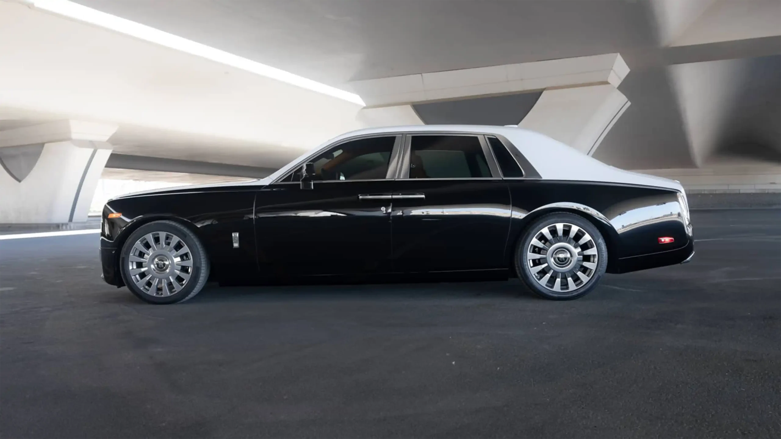 Rent Rolls-Royce Phantom Black in Dubai photo 3