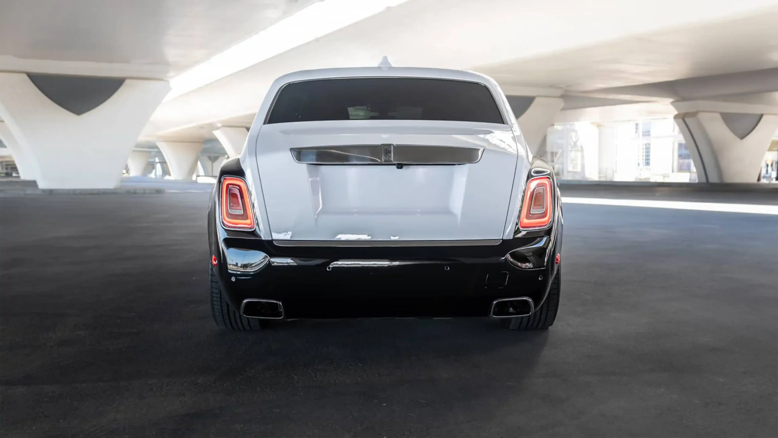 Rent Rolls-Royce Phantom Black in Dubai photo 4