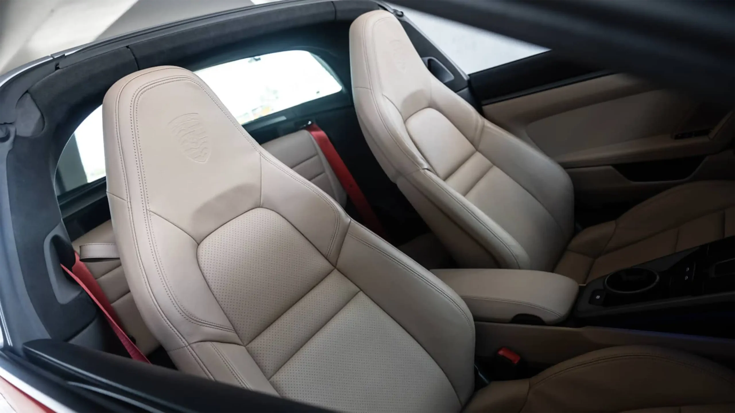 Porsche 911 Targa Red for Rent in Dubai photo 7