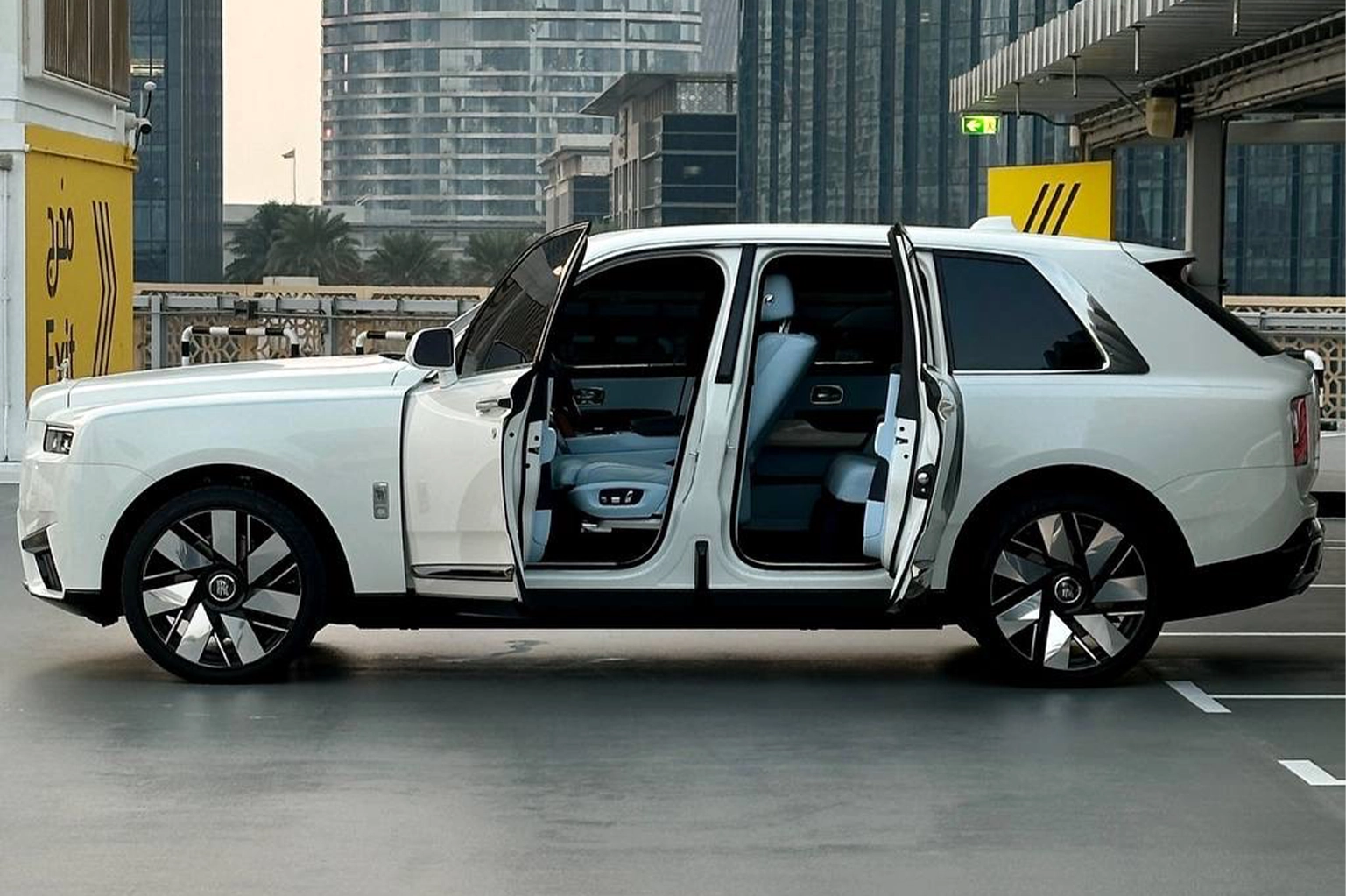 Rent a 2025 Rolls-Royce Cullinan White in Dubai photo 7