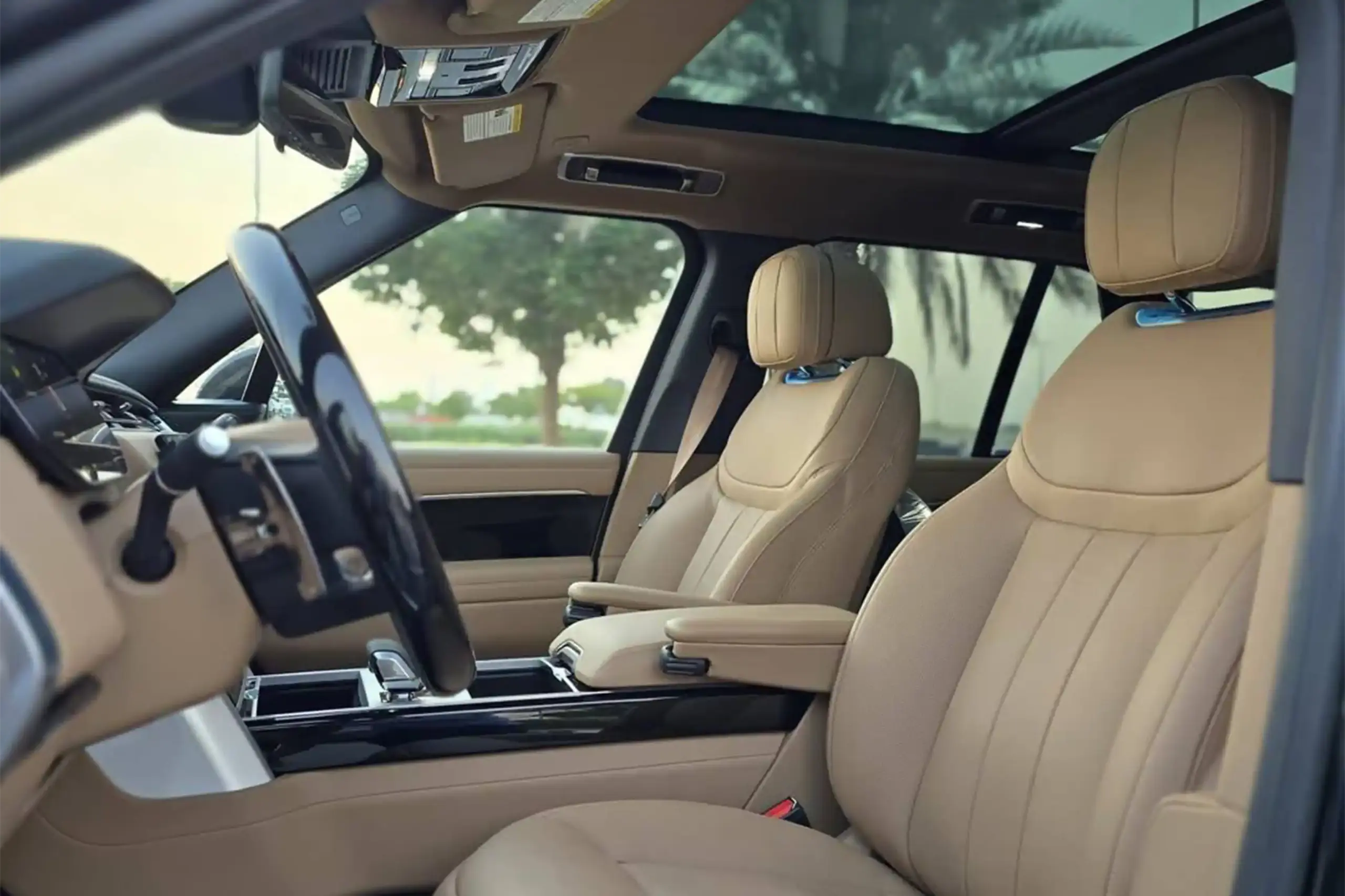 Rent a Land Rover Range Rover Vogue Black in Dubai photo 4