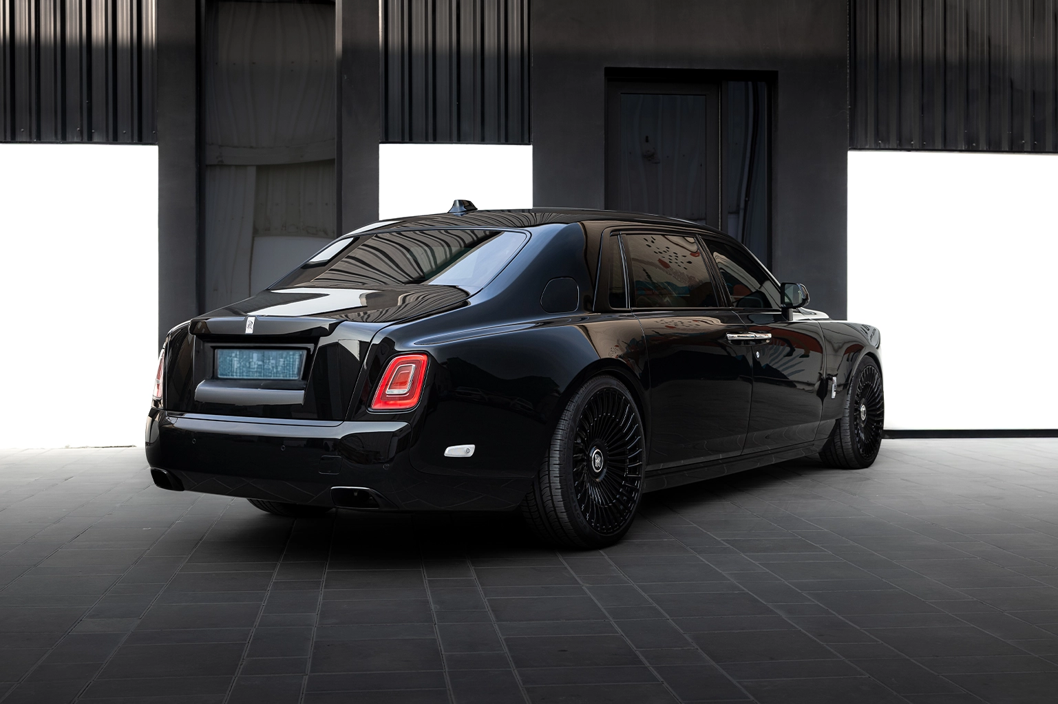 Rolls-Royce Phantom Black for Rent in Dubai photo 2