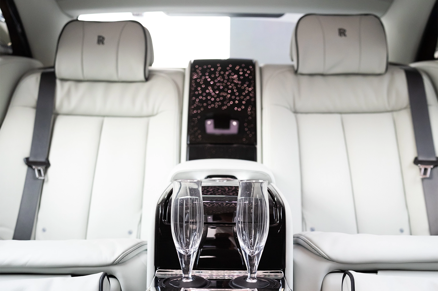 Rolls-Royce Phantom Black for Rent in Dubai photo 3