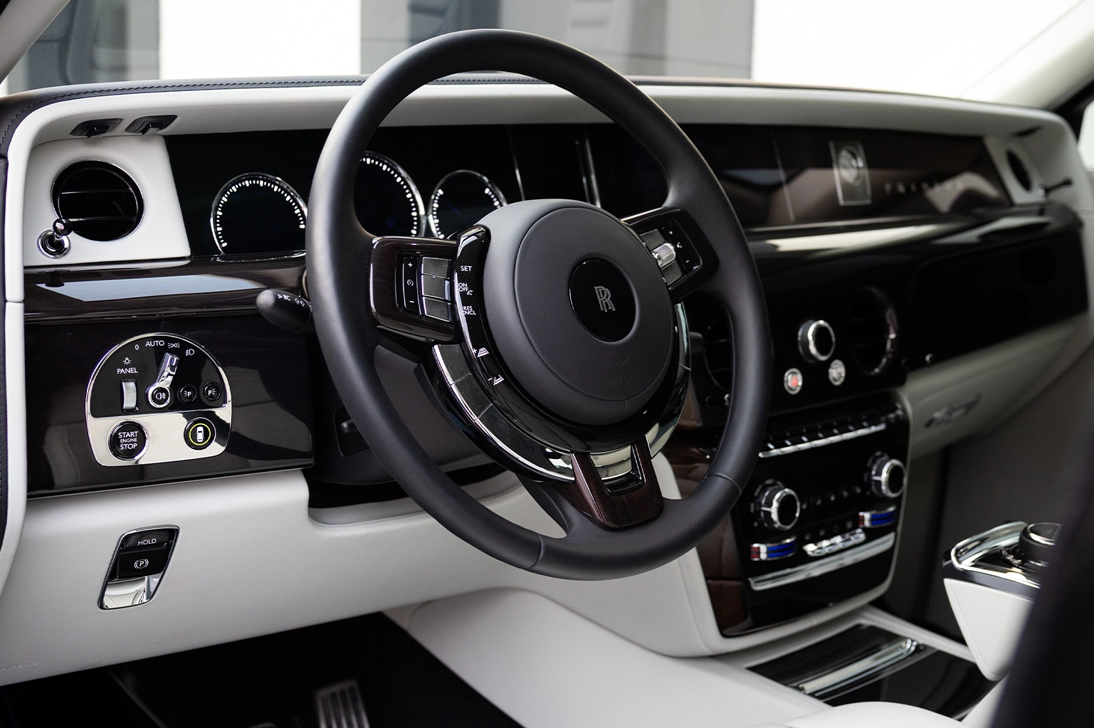 Rolls-Royce Phantom Black for Rent in Dubai photo 5