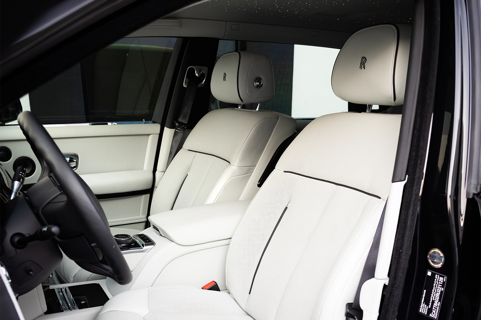 Rolls-Royce Phantom Black for Rent in Dubai photo 6