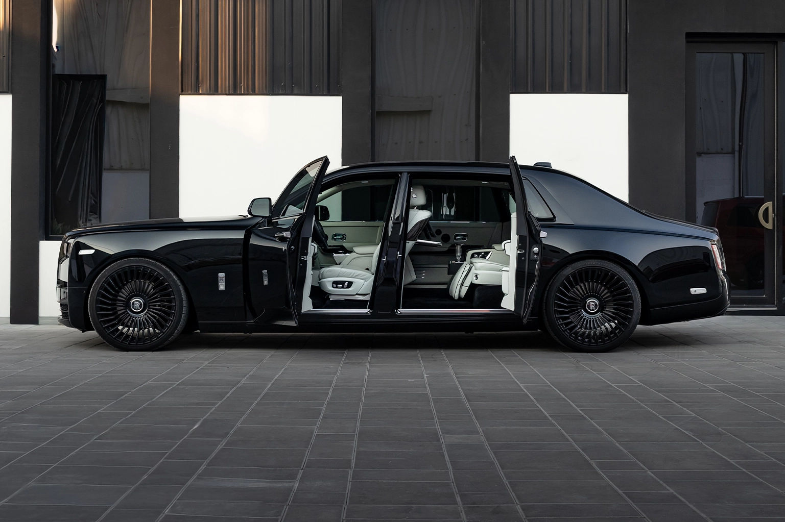 Rolls-Royce Phantom Black for Rent in Dubai photo 9
