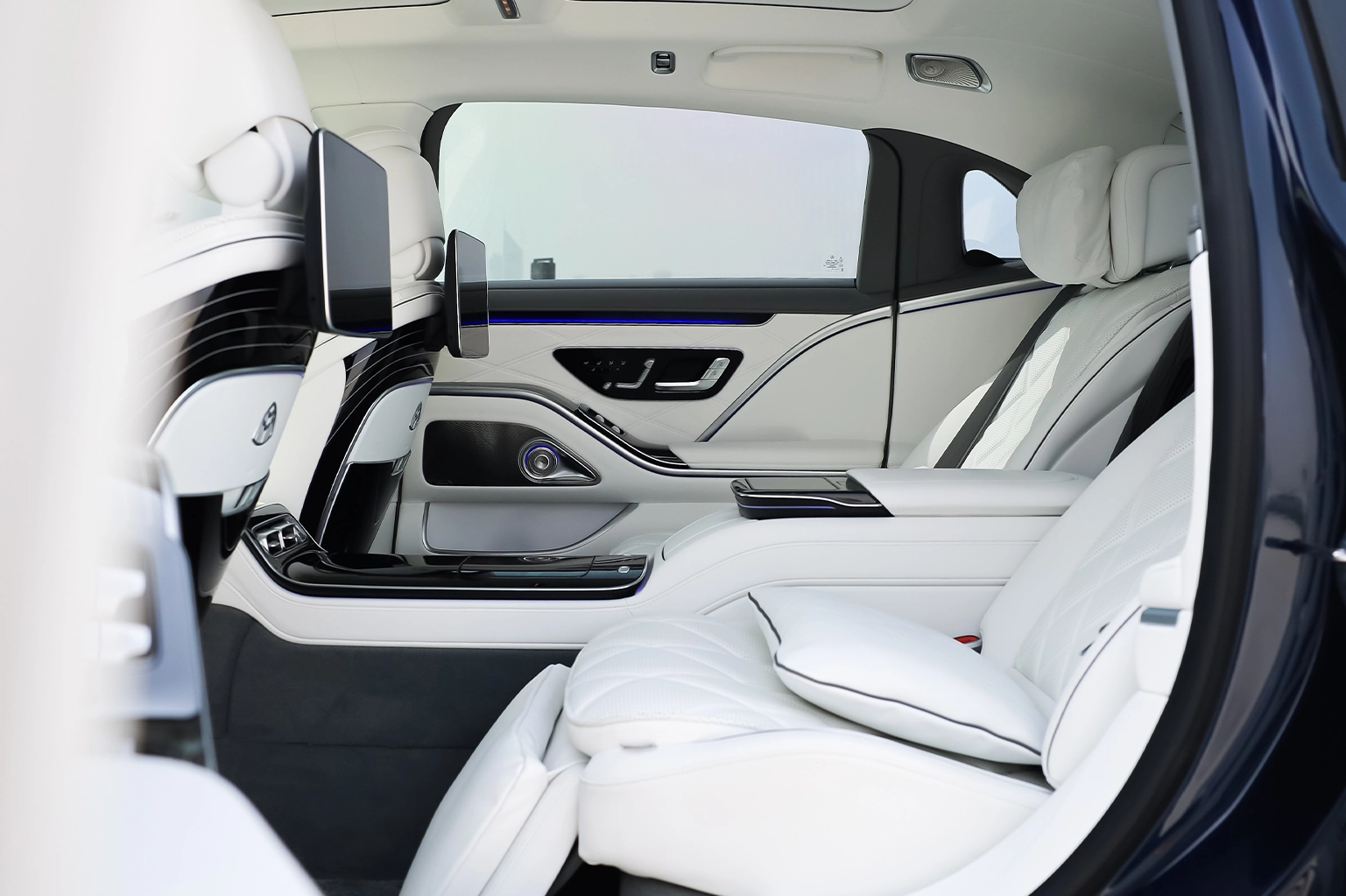Rent Mercedes-Benz Maybach S680 Edition Silver in Dubai photo 6