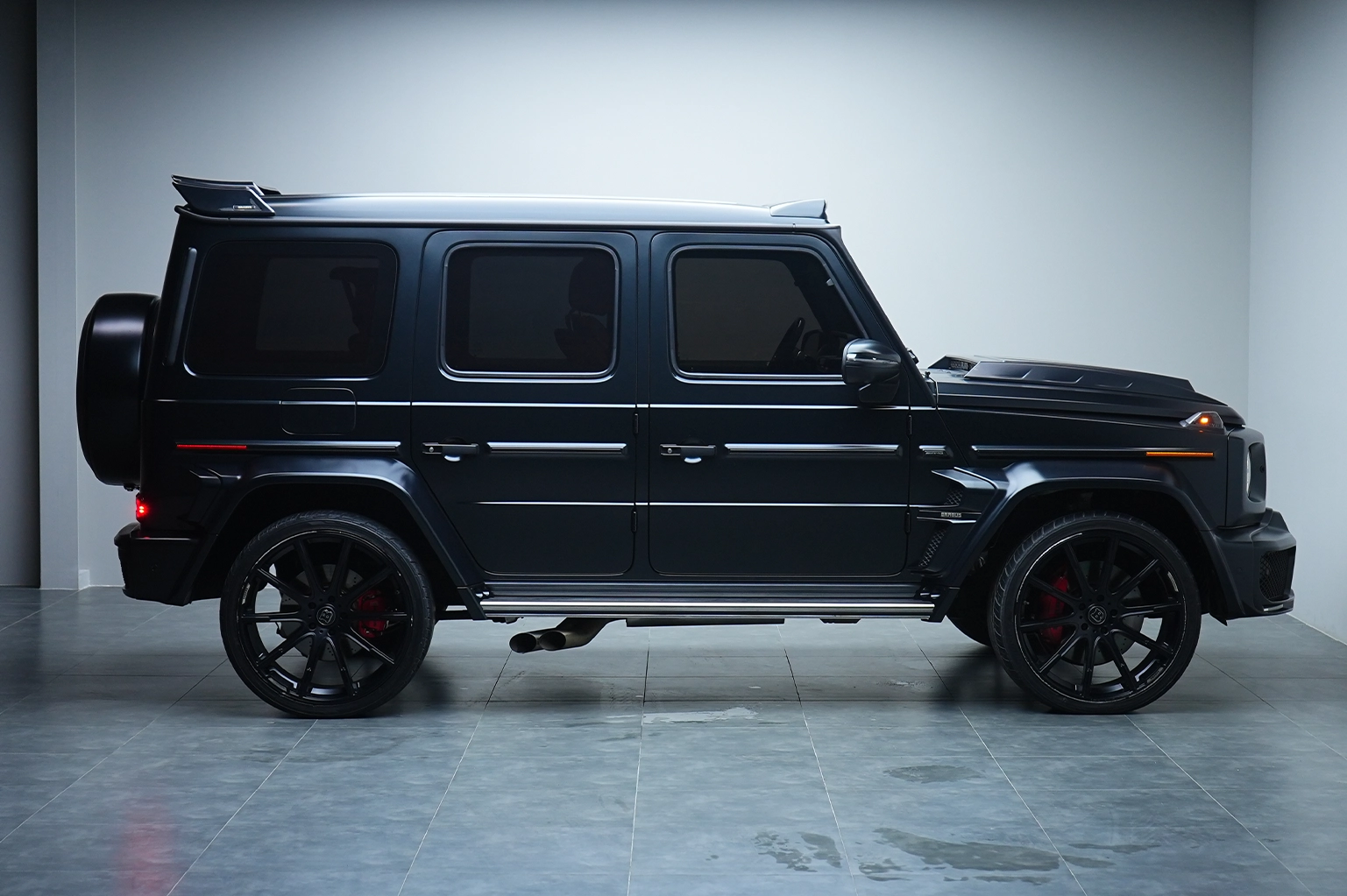 Rent a Mercedes-Benz G800 Brabus Black in Dubai photo 3