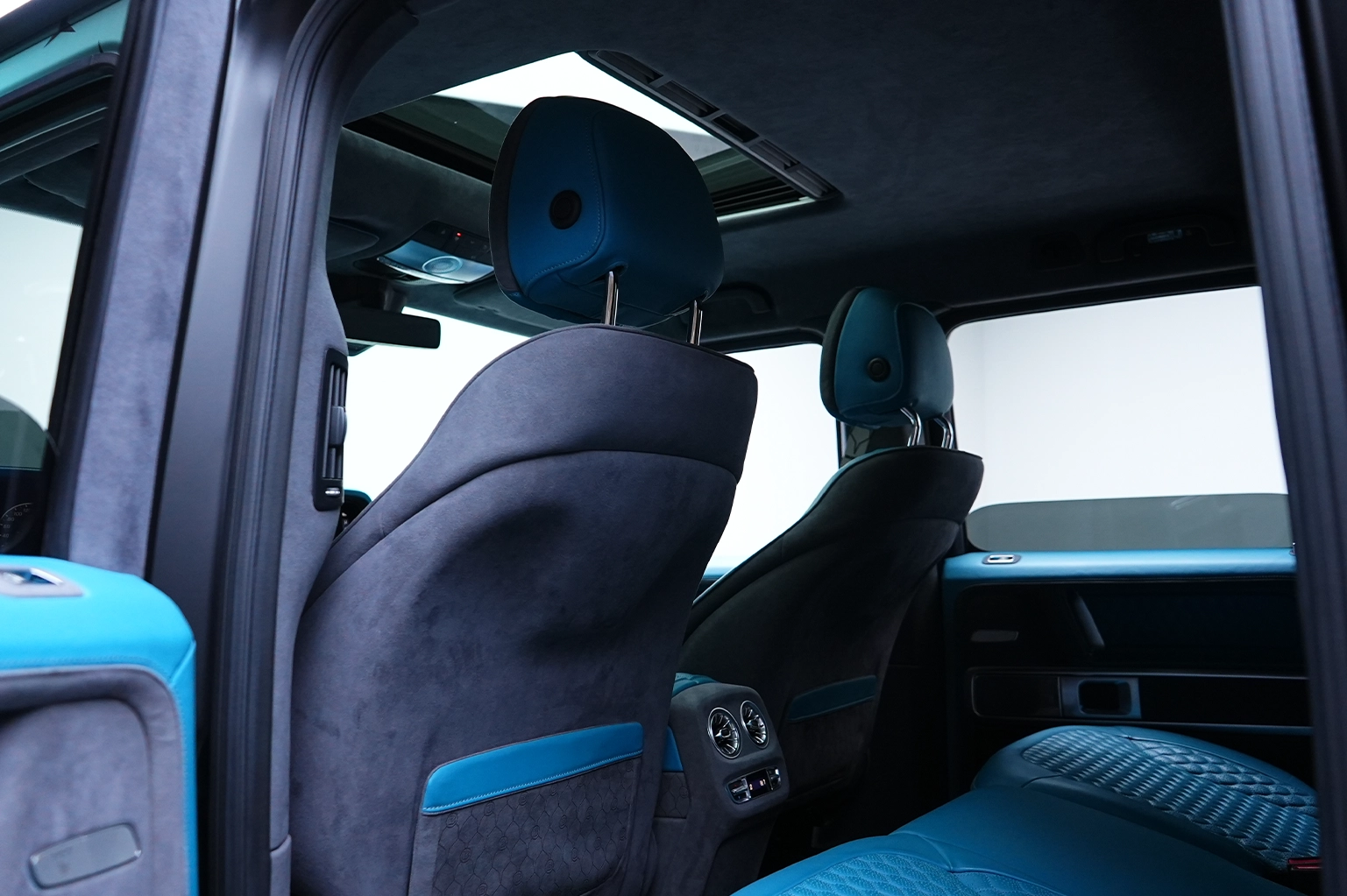 Rent a Mercedes-Benz G550 4x4 Brabus Tiffany Blue in Dubai photo 6