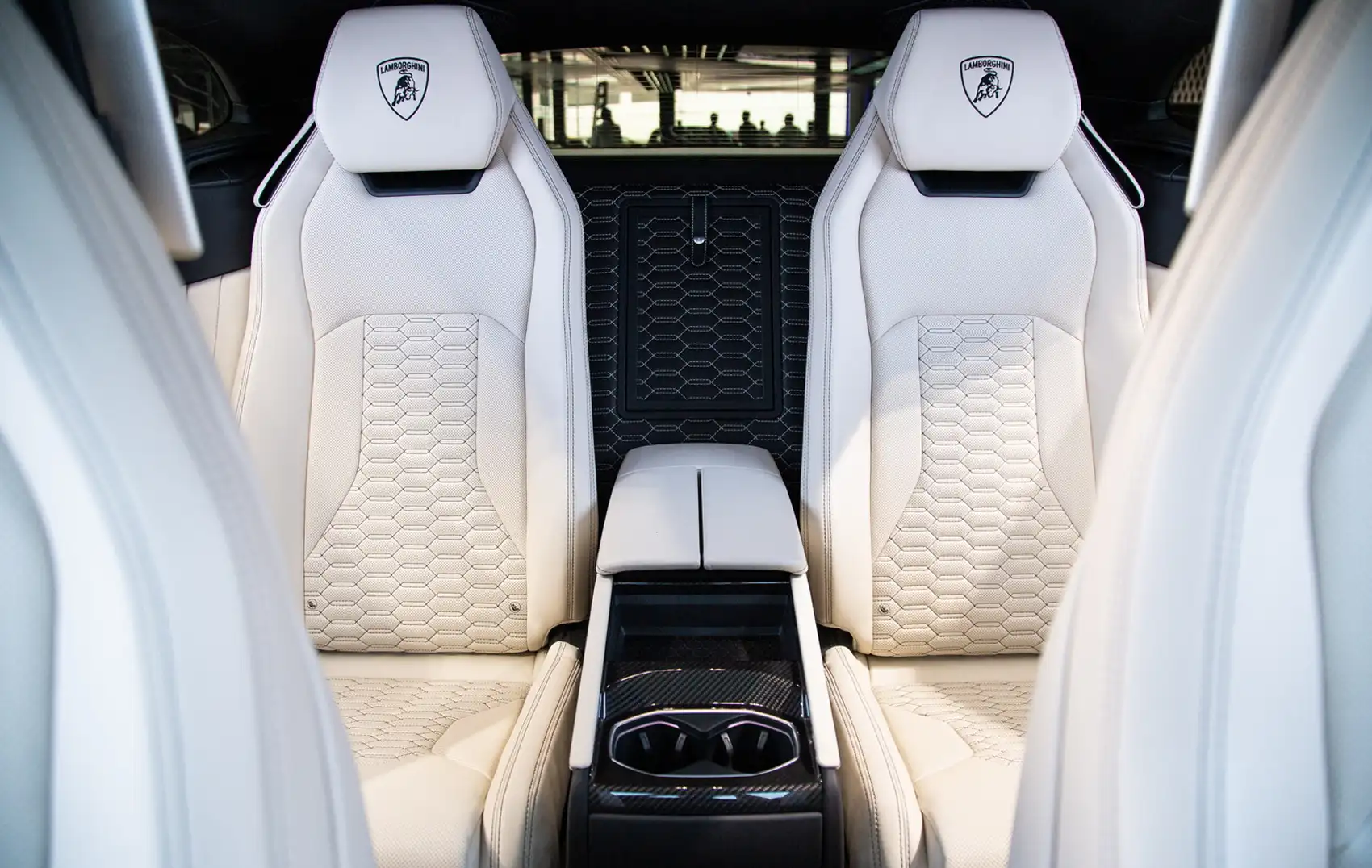 Hire Lamborghini Urus White in Dubai photo 4