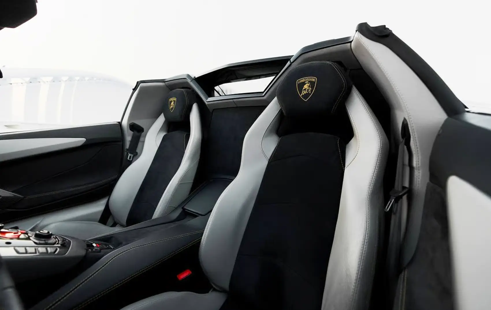 Lamborghini Aventador Roadster Black for Rent in Dubai photo 4