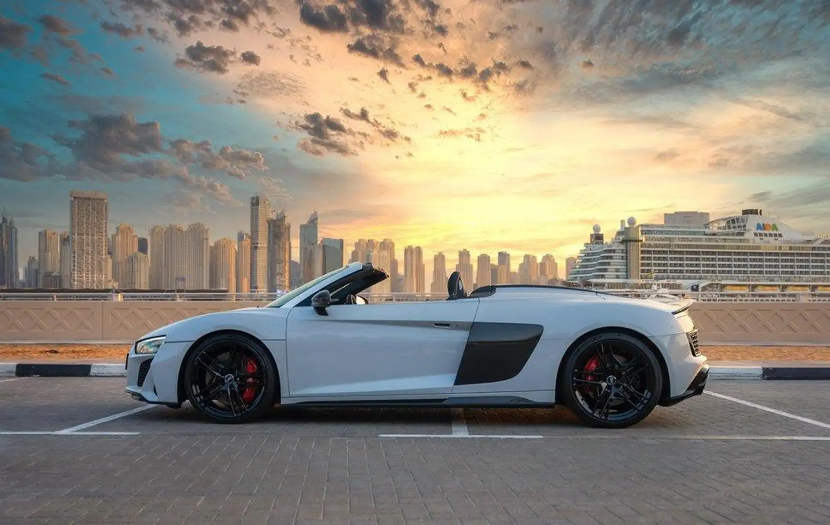 Rent an Audi R8 Spyder White in Dubai photo 5