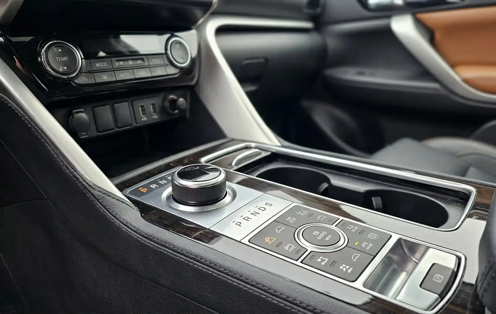 Land Rover Range Rover Vogue White Rental in Dubai photo 5